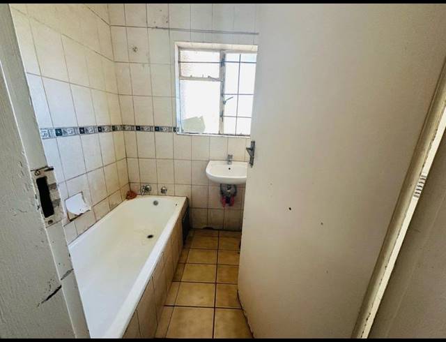 5 BEDROOM HOUSE FOR SALE IN KEMPTON PARK WEST